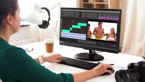 Frau mit Videotexteditorprogramm über Computer stock video Frau mit Videotexteditorprogramm über Computer stock video