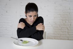 Frau oder jugendlich mit der Gabel, die Teller mit lächerlichem kleinem Kopfsalat als ihr Lebensmittelsymbol der verrückten Diät Stockbilder Frau oder jugendlich mit der Gabel, die Teller mit lächerlichem kleinem Kopfsalat als ihr Lebensmittelsymbol der verrückten Diät Stockbilder