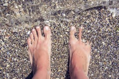 Frau ` s bloße Füße umfasst mit Sand auf dem Strand lizenzfreie stockfotos Frau ` s bloße Füße umfasst mit Sand auf dem Strand lizenzfreie stockfotos