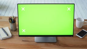 Frau ` s Hand unter Verwendung des PC mit grünem Touch Screen Monitor stock footage Frau ` s Hand unter Verwendung des PC mit grünem Touch Screen Monitor stock footage