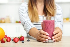 Frau trinkender Smoothie stockfotos Frau trinkender Smoothie stockfotos