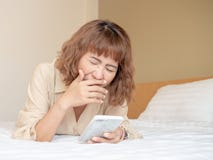 Frau und das Bett stockfotos Frau und das Bett stockfotos