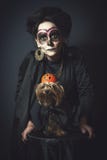 Frau und Hund in der Verkleidung für Halloween lizenzfreie stockfotografie Frau und Hund in der Verkleidung für Halloween lizenzfreie stockfotografie
