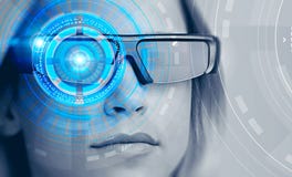 Frau in vergrößerten Wirklichkeitsgläsern, HUD lizenzfreies stockbild Frau in vergrößerten Wirklichkeitsgläsern, HUD lizenzfreies stockbild