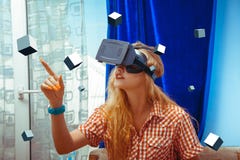 Frau in VR-Gläsern lizenzfreies stockbild Frau in VR-Gläsern lizenzfreies stockbild