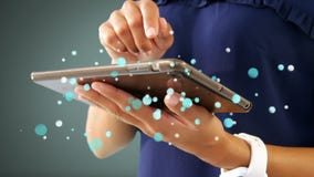 Frau, welche die digitale Tablette umgeben durch weißen Blaseneffekt verwendet stock video footage Frau, welche die digitale Tablette umgeben durch weißen Blaseneffekt verwendet stock video footage