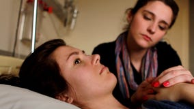 Frau, welche die Hand eines Patienten schmeißt stock video Frau, welche die Hand eines Patienten schmeißt stock video