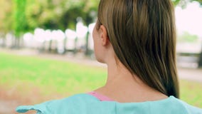 Frau, welche die Naturentspannung im Freien genießt Gehen in grünen Park allein Freiheitseinsamkeitskonzept stock video Frau, welche die Naturentspannung im Freien genießt Gehen in grünen Park allein Freiheitseinsamkeitskonzept stock video