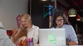 Frau zwei, die schwer im B?ro arbeitet stock video footage Frau zwei, die schwer im B?ro arbeitet stock video footage