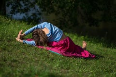 Frau übt Yoga asana im Park morgens stockbild Frau übt Yoga asana im Park morgens stockbild