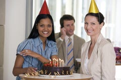 Frauen an der Büroparty lizenzfreies stockfoto Frauen an der Büroparty lizenzfreies stockfoto