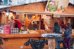 Frauen, die auf churros am Weihnachtsmarkt warten lizenzfreies stockbild Frauen, die auf churros am Weihnachtsmarkt warten lizenzfreies stockbild