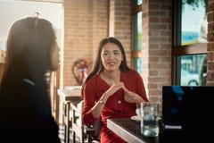 Frauen, die einen Kaffee in der Bar trinken stockbild Frauen, die einen Kaffee in der Bar trinken stockbild