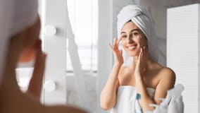 Frauen Die Im Badezimmer Augencreme Auftragen Und Hautpflege Betreiben Stockbild Bild Von Betreiben Frauen