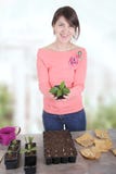 Frauen, die jungen Baum in den Händen halten lizenzfreies stockfoto Frauen, die jungen Baum in den Händen halten lizenzfreies stockfoto