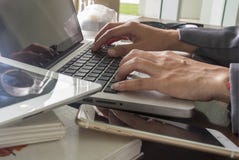 Frauen handbedruckt auf einem Laptop lizenzfreie stockfotografie Frauen handbedruckt auf einem Laptop lizenzfreie stockfotografie