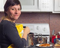 Frauen-Kochen lizenzfreie stockfotografie Frauen-Kochen lizenzfreie stockfotografie