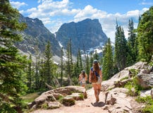 Frauen mit den Rucks?cken, die in Utah-W?ste wandern stockfotografie Frauen mit den Rucks?cken, die in Utah-W?ste wandern stockfotografie