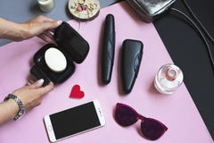 Frauen ` s Reisezubehör, Sommerhygieneeinzelteile auf einem Pastellrosahintergrund Ferien- und Reiseeinzelteile Flache Lage, Drau lizenzfreie stockfotos Frauen ` s Reisezubehör, Sommerhygieneeinzelteile auf einem Pastellrosahintergrund Ferien- und Reiseeinzelteile Flache Lage, Drau lizenzfreie stockfotos