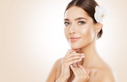 Frauen-Schönheit, Gesichts-Hautpflege und natürliche bilden, Orchideen-Blume lizenzfreie stockfotos Frauen-Schönheit, Gesichts-Hautpflege und natürliche bilden, Orchideen-Blume lizenzfreie stockfotos