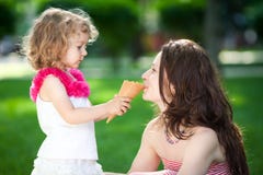 Frauen- und Kindim Frühjahr Park lizenzfreies stockbild Frauen- und Kindim Frühjahr Park lizenzfreies stockbild