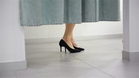 Frauenbeine im Installationsraum im Mall Einkaufen und Kleidungsspeicherkonzept Nahe hohe Ansicht von hochhackigem bezahlt stock video Frauenbeine im Installationsraum im Mall Einkaufen und Kleidungsspeicherkonzept Nahe hohe Ansicht von hochhackigem bezahlt stock video