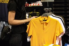 Fraueneinkaufen für Kleidung auf Black Friday lizenzfreie stockbilder Fraueneinkaufen für Kleidung auf Black Friday lizenzfreie stockbilder
