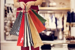 Fraueneinkaufen mit Tasche in der Butike lizenzfreie stockbilder Fraueneinkaufen mit Tasche in der Butike lizenzfreie stockbilder