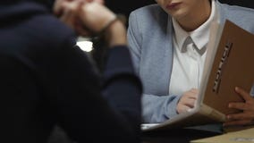 Frauenforscher-Leitbefragung des Verdächtigen im Verbrechen, Polizeikommissariat stock footage Frauenforscher-Leitbefragung des Verdächtigen im Verbrechen, Polizeikommissariat stock footage