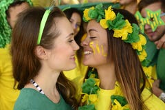 Frauenfußballfans, die sich fast küssen. lizenzfreie stockfotografie Frauenfußballfans, die sich fast küssen. lizenzfreie stockfotografie