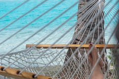 Frauenf??e in der H?ngematte auf dem Strand, blauer Seehintergrund, Aitutaki stockfotografie Frauenf??e in der H?ngematte auf dem Strand, blauer Seehintergrund, Aitutaki stockfotografie