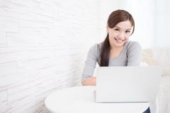 Frauengebrauchslaptop zu Hause lizenzfreies stockfoto Frauengebrauchslaptop zu Hause lizenzfreies stockfoto