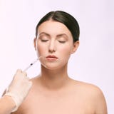 Frauengesichtseinspritzung Salon Cosmetologyverfahren medizinische Behandlung der Haut Dermatologiebehandlung alterndes Faltenant stockbilder Frauengesichtseinspritzung Salon Cosmetologyverfahren medizinische Behandlung der Haut Dermatologiebehandlung alterndes Faltenant stockbilder