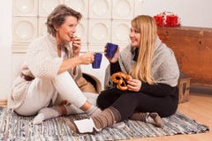 Frauengespräch zwischen Generationen stockfoto Frauengespräch zwischen Generationen stockfoto