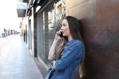 Frauengespräche am Telefon in der Straße lizenzfreie stockfotografie Frauengespräche am Telefon in der Straße lizenzfreie stockfotografie
