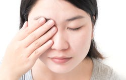 Frauenhand schließt Augen mit Augenschmerzen, Gesundheitswesen und medizinischer Co Stockbilder Frauenhand schließt Augen mit Augenschmerzen, Gesundheitswesen und medizinischer Co Stockbilder