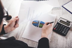 Frauenhanddiagramm mit Taschenrechner stockfoto Frauenhanddiagramm mit Taschenrechner stockfoto