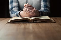Frauenhände, die mit einer Bibel beten Lizenzfreie Stockbilder Frauenhände, die mit einer Bibel beten Lizenzfreie Stockbilder