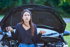 Frauenkopfschmerzen beim Betrachten des aufgegliederten Autos auf Straße lizenzfreies stockfoto Frauenkopfschmerzen beim Betrachten des aufgegliederten Autos auf Straße lizenzfreies stockfoto