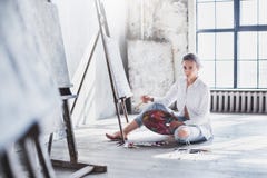 Frauenmalermalerei am Arbeitsplatz stockbilder Frauenmalermalerei am Arbeitsplatz stockbilder