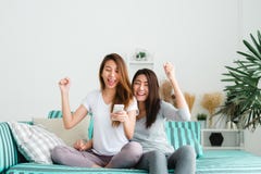 Frauenpaar-Momentglück LGBT lesbisches Lesbisches Konzept der Frauenpaare zusammen zuhause lizenzfreie stockfotos Frauenpaar-Momentglück LGBT lesbisches Lesbisches Konzept der Frauenpaare zusammen zuhause lizenzfreie stockfotos