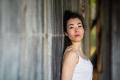 Frauenporträt, das nahe Wand steht stockfotos Frauenporträt, das nahe Wand steht stockfotos