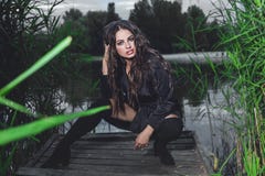 Frauenporträt mit perfektem Make-up, modisches Zubehör und lizenzfreie stockfotografie Frauenporträt mit perfektem Make-up, modisches Zubehör und lizenzfreie stockfotografie