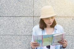 Frauenreisender, der eine Karte nach Planreise der Stadt betrachtet stockbild Frauenreisender, der eine Karte nach Planreise der Stadt betrachtet stockbild