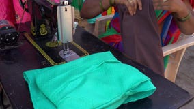 Frauenreparaturkleidung stock video footage Frauenreparaturkleidung stock video footage