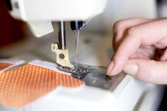 Frauenschneider, der an Nähmaschine arbeitet stockbilder Frauenschneider, der an Nähmaschine arbeitet stockbilder