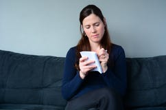 Frauenschreiben auf dem Notizblock, zum der Liste zu tun lizenzfreie stockbilder Frauenschreiben auf dem Notizblock, zum der Liste zu tun lizenzfreie stockbilder