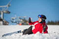 Frauenskifahrer mit Ski an winer Erholungsort am sonnigen Tag stockfotografie Frauenskifahrer mit Ski an winer Erholungsort am sonnigen Tag stockfotografie