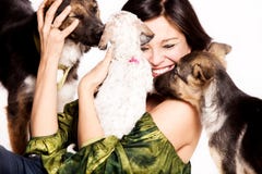 Frauenspiel mit Hunden Frauenspiel mit Hunden