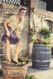 Frauenstampfentrauben, erntende Zeit lizenzfreies stockfoto Frauenstampfentrauben, erntende Zeit lizenzfreies stockfoto